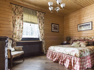Дизайн интерьера спальни в деревянном доме