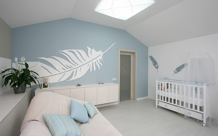 <p>Автор проекта: Денис Соколов SVOYA studio</p>
<p>Бело-голубая расцветка детской комнаты делает помещение светлым и пространственным, а стильная роспись стен добавляет интерьеру поэтичность.</p>