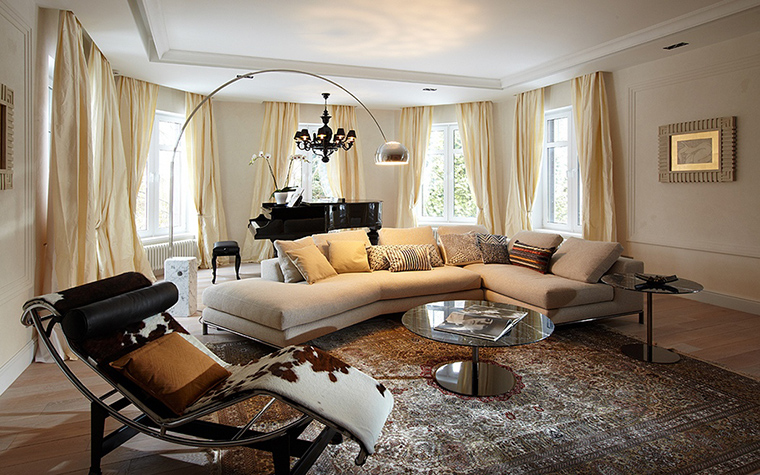 <p>Автор: Анна Звездина. Фотограф: Дмитрий Лившиц </p>
<p>Угловой диван в гостиной расположился вдоль всех четырех окон. </p>