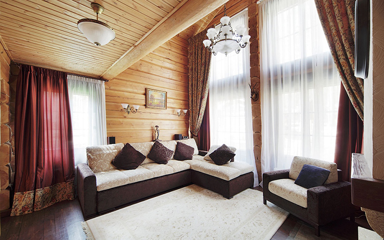 <p>Автор:  Ирина Шаманова </p>
<p>Угловой диван гостиной в мансардном этаже загородного дома повторяет геометрию потолка.</p>