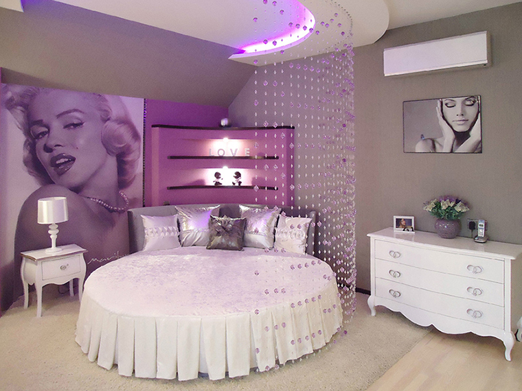 <p>Автор проекта: Ольга Ларионова</p>
<p>Круглая кровать, постер с Мерлин Монро, фиолетовый цвет - это всё тот же поп-арт! Он нынче снова в тренде.</p>