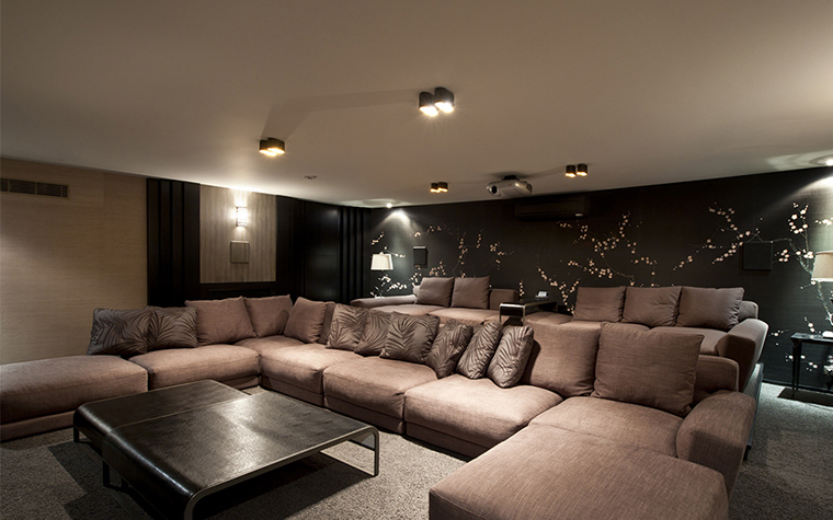 <p>Автор проекта: Егор Серов</p>
<p>Серия горизонтальных и угловых диванов, организованных в два ряда, создали удобный зрительный зал для гостиной с домашним кинотеатром. </p>