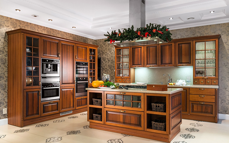 <p>Автор проекта: Лазарева Виктория</p>
<p>Кухонный гарнитур из дерева цвета ореха выдает пристрастие хозяев дома к стилю английской классики. </p>
