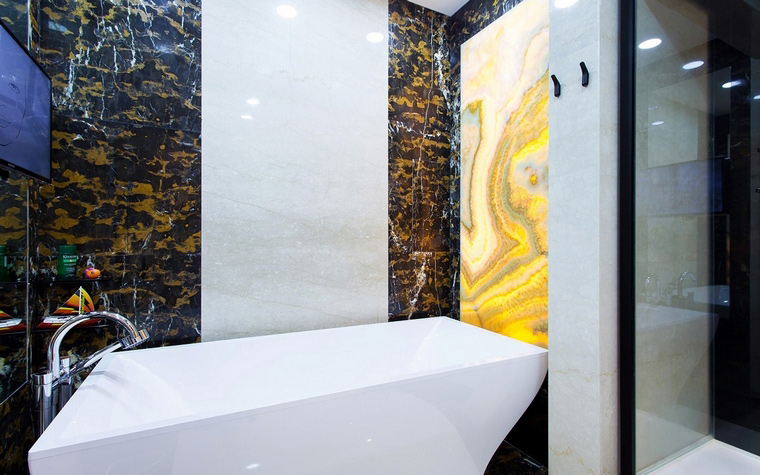 <p>Автор проекта:   IQ Design</p>
<p>Не надо забывать о каменной мозаике в ванной комнате.</p>