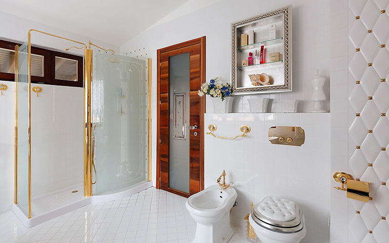 <p>Автор проекта: Ирина Шахова</p>
<p>Декор душевой кабины, то есть, золото рамок, рифмуется с  аксессуарами ванной комнаты. </p>