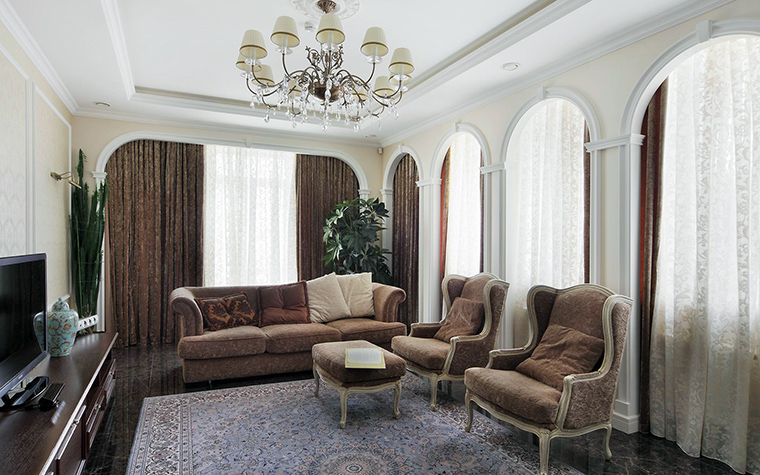 <p>Автор проекта: Градиз Градиз</p>
<p>Серия полуколонн и пилястр украсили арочные проемы классической гостиной. </p>