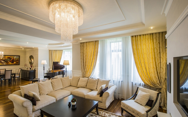 <p>Автор проекта: Luxer Design</p>
<p>Роскошный угловой дизайн в класической гостиной может выполнять и конструктивную функцию, зонировать пространство. В данном варианте, он отделяет гостиную от столовой.</p>