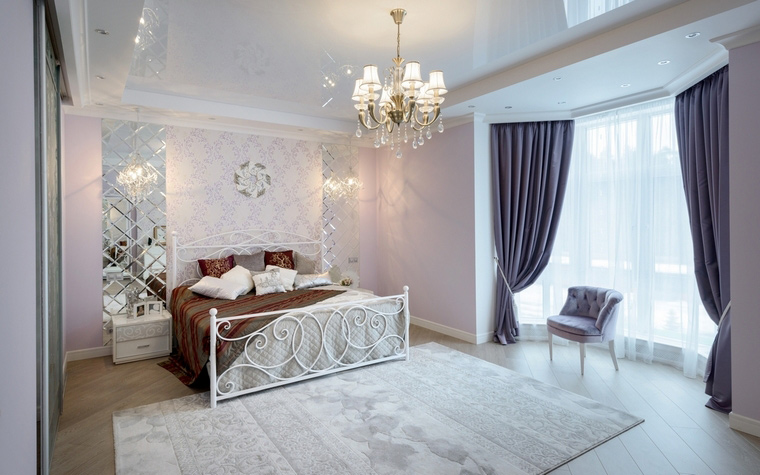 <p>Автор проекта: Юлия Оленич</p>
<p>Спальня, устроенная в эркере - отличный вариант классического интерьера. Кованая кровать немного отдаёт Провансом, но по- большому счёту, это всё - классика!</p>