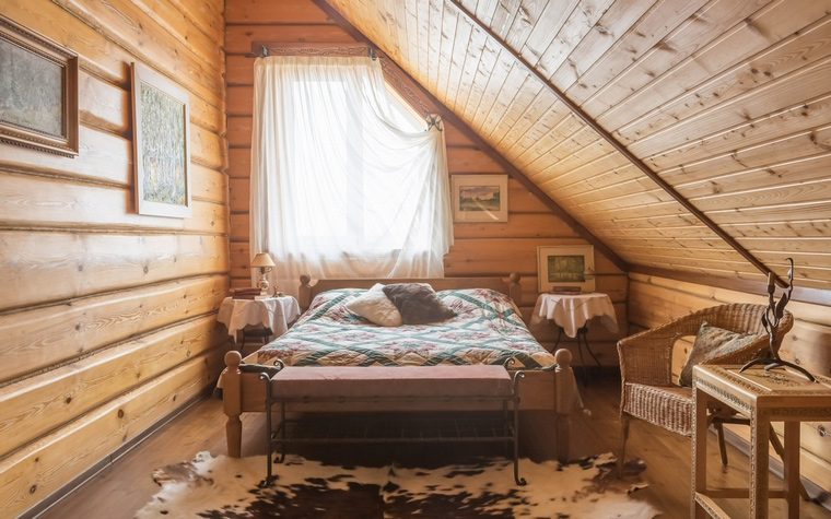<p>Автор проекта: Анастасия Муравьева</p>
<p>Эта спальня узкая и маленькая, но какая романтическая! А всё от того, что находится она в мансарде деревянного загородного дома. Сон в такой спальне будет очень сладким. </p>