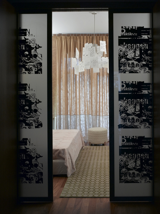 <p>Автор проекта: Артбюро 1/1</p>
<p>Раздвижные двери напоминают арт-объект. Матовое стекло украшено черной графикой и как рамой обрамлено черными наличниками. Функционально и художественно!  </p>