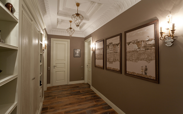 <p>Автор проекта: А-Дизайн<br />
Фотограф: Столяров Павел</p>
<p>Дизайнерские кованые светильники на потолке очень уместны в интерьере небольшого коридора, украшенного искусством.</p>