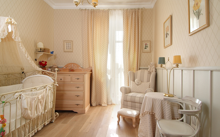 <p>Автор проекта: Анна Павлова</p>
<p>Интерьер комнаты для новорожденного оформлен в классическом стиле и мягкой бледно-персиковой гамме. </p>
