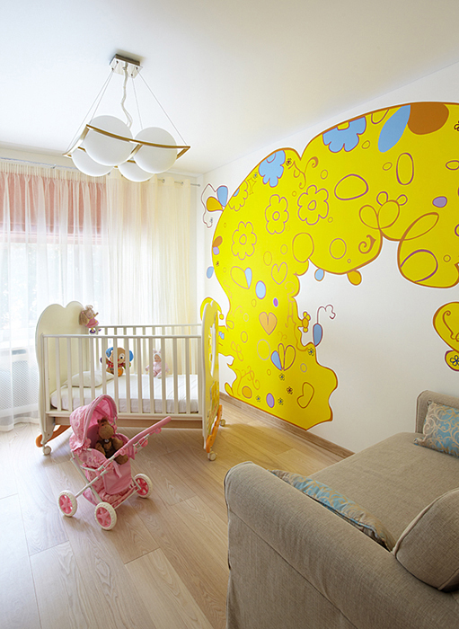 <p>Автор проекта: Дизайн в кубе  Фотограф: Лившиц Дмитрий</p>
<p>Одну из стен детской комнаты для новорожденного дизайнеры декорировали яркой желтой росписью. Она выглядит как театральный занавес для сказочного спектакля.</p>