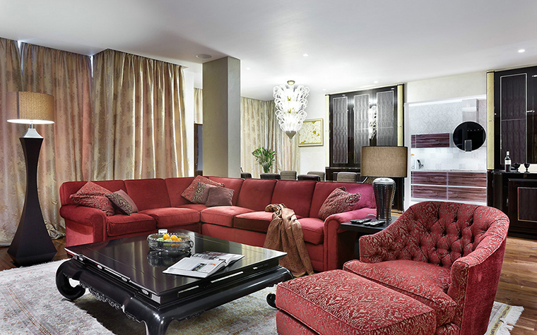 <p>Автор: дизайн студия Art Spice  </p>
<p>Угловой диван в гостиной и похожие кресла сделали розового цвета - очень гламурно!</p>