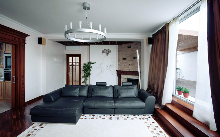 <p>Автор:  Андрей Привалов  </p>
<p>Черный кожаный угловой диван работает на контрасте с белым ковром. Он, несомненно,  занимает центральное место в интерьере.</p>