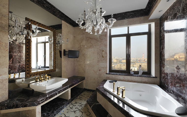<p>Автор проекта: Архитектурная мастерская братьев Титовых</p>
<p>Декор этой ванной комнаты превратил ее в поноценную залу.</p>