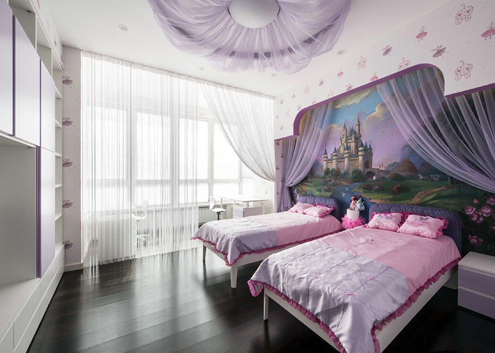 <p>Автор проекта: Андрей Рудой</p>
<p>Комната для двух маленьких принцесс изобилует сиреневыми и розовыми оттенками. Все правильно.</p>