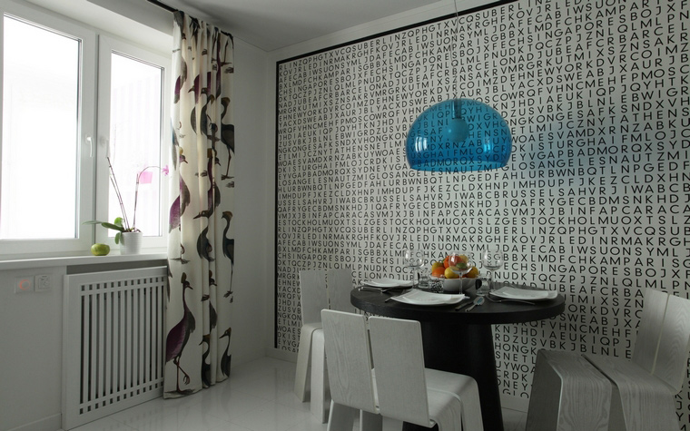 <p>Автор проекта:  бюро MORE DECORE Interior Design & Decoration.</p>
<p>Любимая тема современного дизайна -  текстовые принты для обоев.  Стенка, оформленная графичным буквенным орнаментом, стала отличным фоном для столовой группы и яркого светильника.</p>