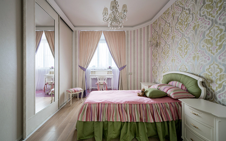<p>Автор проекта: Ирина Ивашкова</p>
<p>Чтобы поменять настроение девической комнаты,  смените текстильный декор!</p>