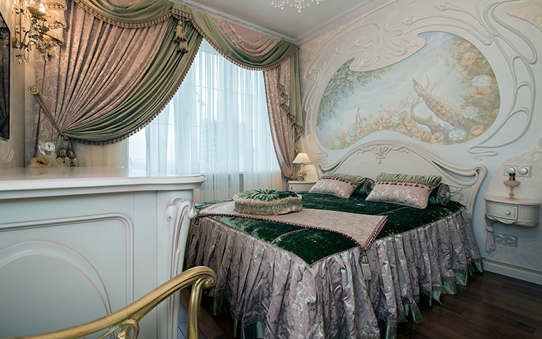 <p>Автор проекта: Наталья Фарносова</p>
<p>Роскошная кровать с изящно изогнутым изголовьем, фигурные комод и консоли с цветочным рельефом демонстрируют новое пришествие стиля модерн.</p>