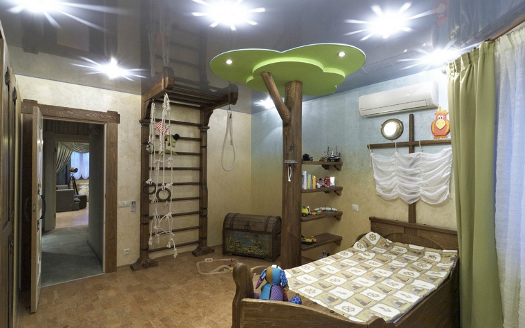 <p>Автор проекта: Ксения Розанцева</p>
<p>Шведская <a href=http://www.360.ru/Catalog/mebel/mebel-dlya-khraneniya/modulnye-sistemy-i-stenki/stenki-s-mestom-dla-tv/>стенка</a>, сундук, "звездное небо" вместо потолка и даже баобаб в центре комнаты - все манит в дальние страны! Засыпая, можно представить себя в Африке, или в Австралии, или в Новой Зеландии, разумеется лет 200-300 назад.</p>