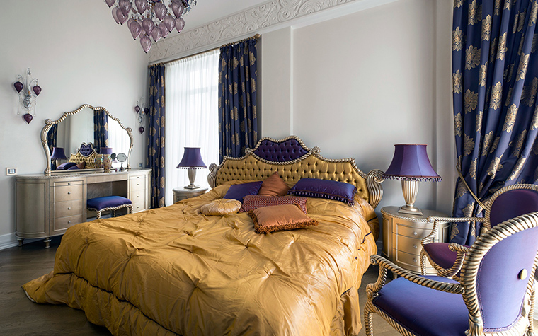 <p>Автор проекта: APRIORI design  Фотограф: Алексей Камачкин</p>
<p>Кровать с фигурным изголовьем, а также кресла и настольные лампы поддерживают стиль нео-барокко и во многом создают  главное цветовое созвучие, сочетание золотого с сине-фиолетовым. </p>