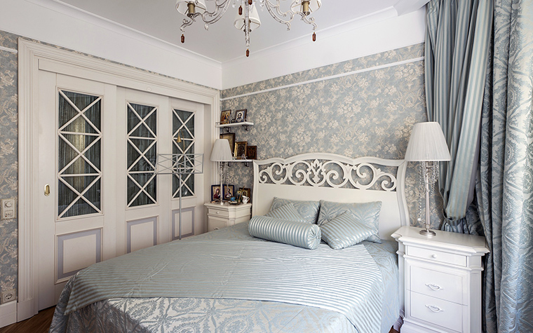 <p>Автор проекта: APRIORI design  Фотограф: Алексей Камачкин</p>
<p>Белая кровать с высокой ажурной спинкой, шкафы со стеклянными дверками, серебристо-голубой текстиль и обои создают ассоциации с нежным стилем прованс. </p>