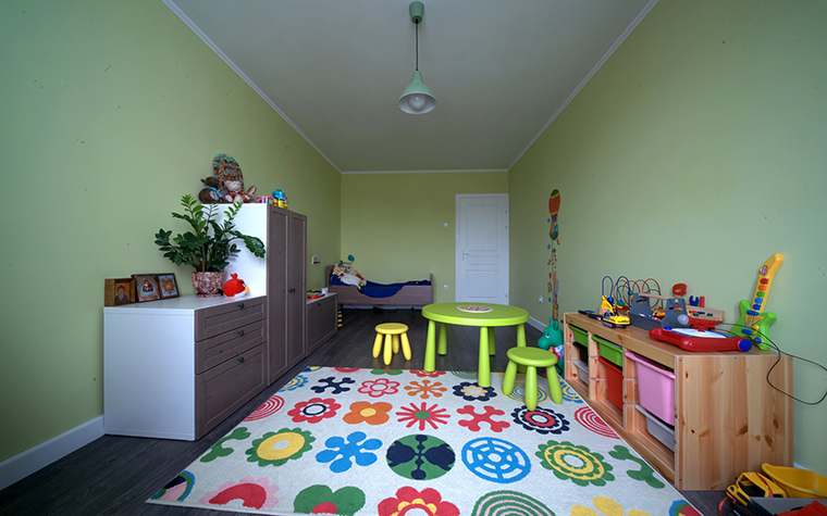 <p>Автор проекта: Валерия Матвейчик</p>
<p>Детская комната оформлена с помощью ярких красок и орнаментов. Получился веселый игровой интерьер. На разноцветном ковре как на цветочной поляне отлично себя чувствуют забавные стол и стулья из зеленого и желтого пластика. Хорошим фоном для яркой мебели и игрушек стали  светлые бледно-салатовые стены.  </p>