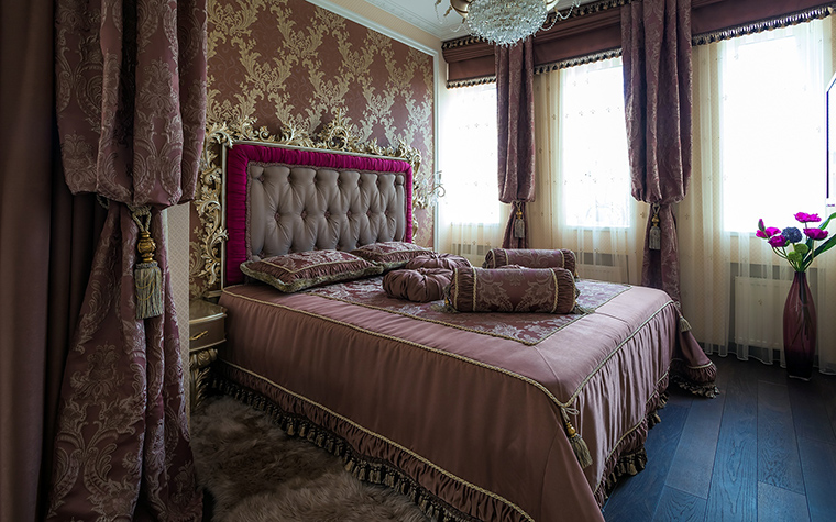 <p>Автор проекта: Виктория Таран</p>
<p>Роскошная кровать с мягкой стеганой спинкой и золотым ажурным обрамлением стала главной доминантой спальни и подчеркнула стиль пышной барочной классики.</p>