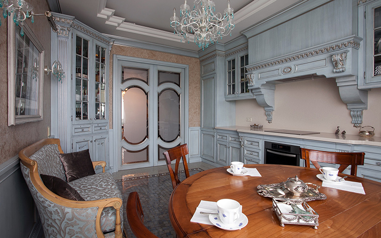 <p>Автор проекта: Юрий Зубенко</p>
<p>Эта классическая кухня украшена множеством архитектурных деталей. </p>