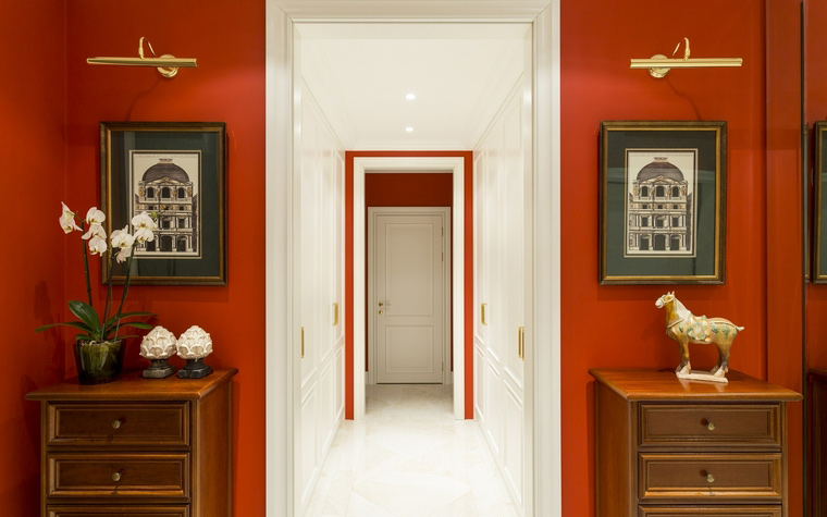 <p>Автор проекта: Анна Дёмушки</p>
<p>Холл и коридор выдержаны в стиле современной классики, но в контрастных гаммах. Яркая терракота стен холла напоминает знаменитые помпеянские фрески. А коридор поражает белизной!</p>