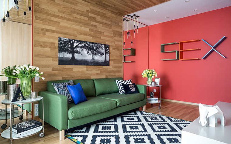 <p>Автор проекта: Анна Дёмушкина</p>
<p>Зеленый диван, красная сексуальная стена, орнаментальный ч/б ковер, паркет на стенах и потолке, говорят о том, что интерьерный поп-арт жив и прекрасно себя чувствует.  </p>