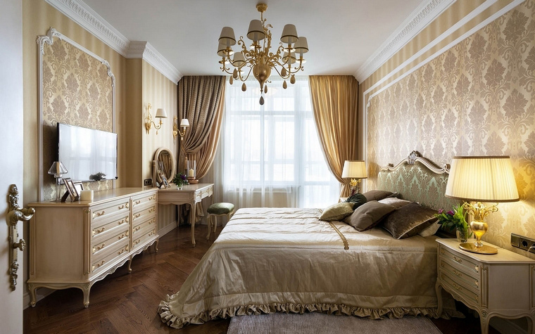 <p>Автор проекта: Алеся Сахно</p>
<p>Небольшая спальня выдержана в бежево-золотистых тонах и обставлена классической мебелью высокого качества.</p>