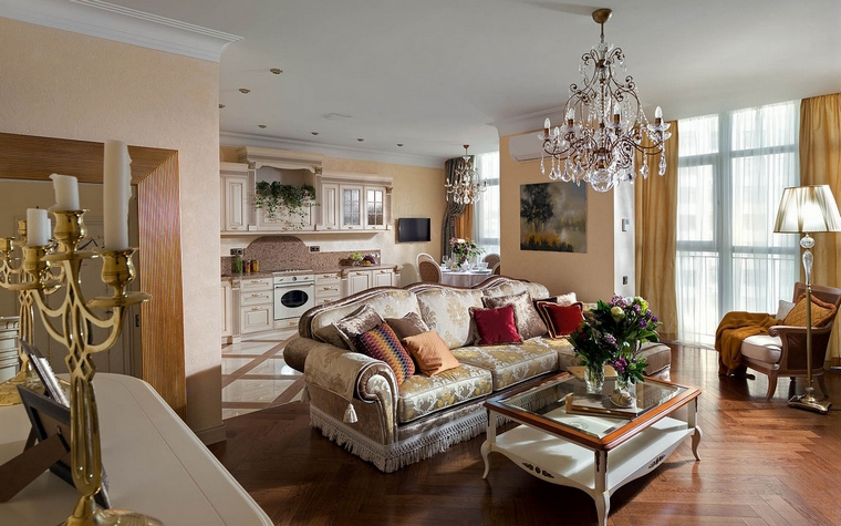 <p>Автор проекта: Алеся Сахно</p>
<p>Изящный мягкий диван классических форм украшает и отделяет открытое пространство гостиной от кухонной зоны. </p>