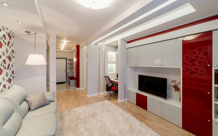 <p>Автор проекта: Уютная Квартира</p>
<p>Белые и красные пилястры сделали пространство современной гостиной и прихожей более ритмичным и энергичным. </p>
