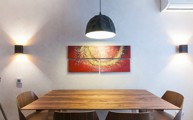 <p>Автор проекта: Павел Исаев</p>
<p>Главное украшение минималистичной кухни - красивые деревянные текстуры, дизайнерские светильники и авторское искусство. Этот эффектный кадр - яркое тому подтверждение!</p>