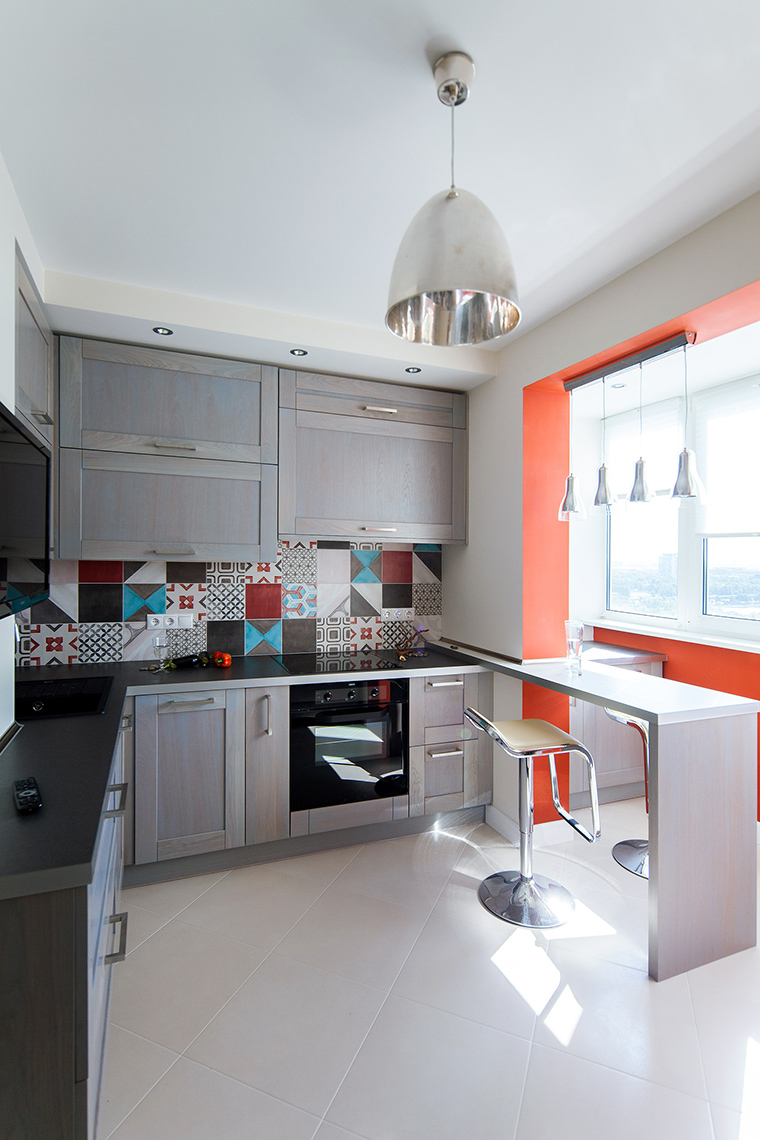 Дизайн интерьера кухни, совмещённой с балконом