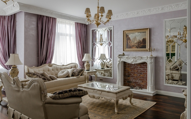 <p>Автор проекта: Мустафина Маргарита</p>
<p>Пара фигурных диванов в духе нео-рококо красиво оформляют каминную зону открытой классической гостиной. </p>