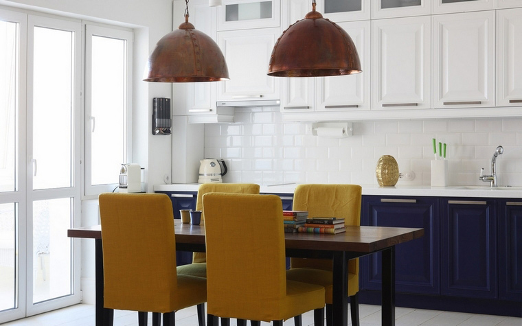 <p>Автор проекта: Антон Корнеев</p>
<p>Черно-белая кухня классических форм стала отличным фоном для стульев и пары подвесных ламп модного горчичного цвета.</p>