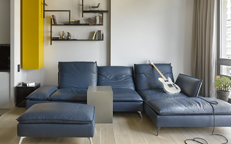 <p>Автор проекта: Мастерская Марии Рожниковой</p>
<p>Модульный диван-трансформер из синей кожи организовал зону релакса в современной гостиной. </p>
