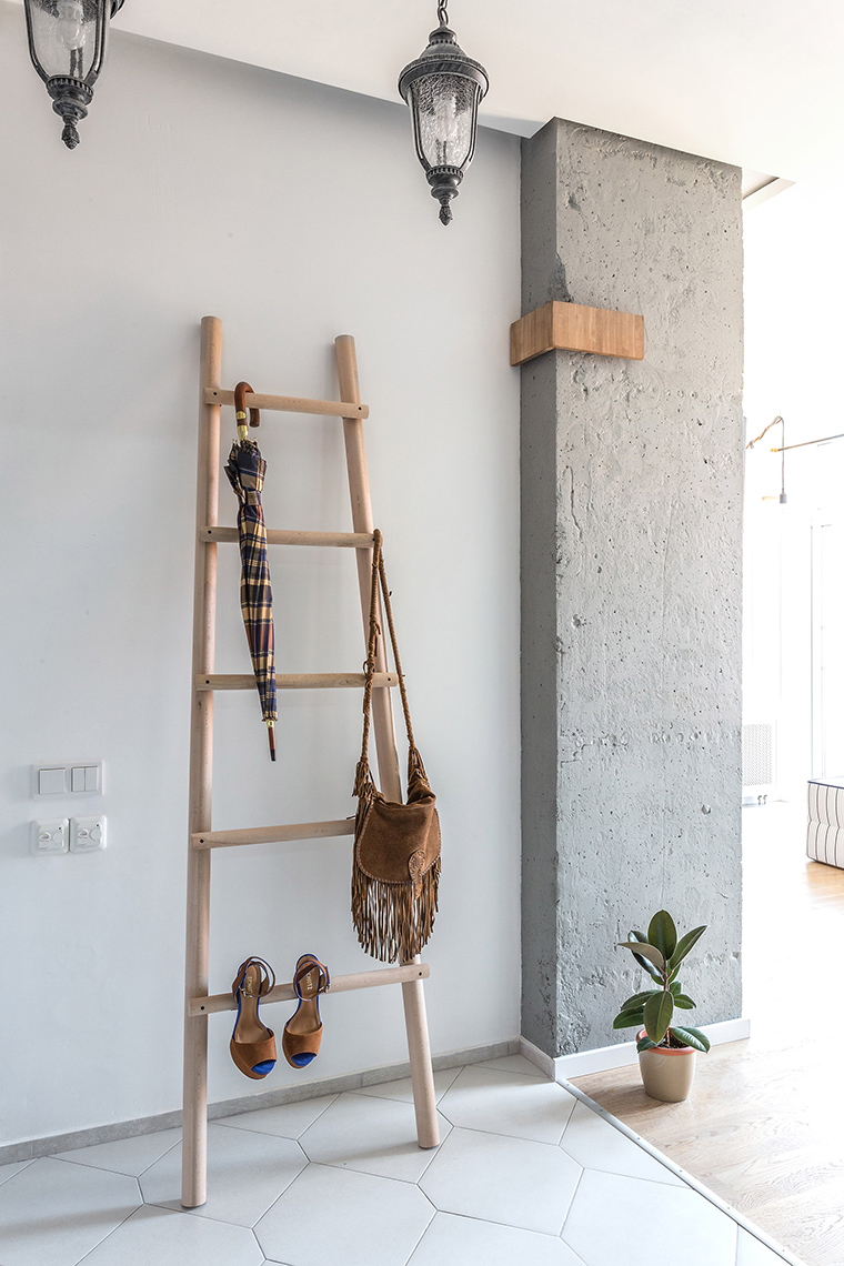<p>Автор проекта: Ирина Сазонова</p>
<p>Легкая деревянная лестница, приставленная к стене, отлично выполняет роль вешалки для одежды, аксессуаров и даже подставки для модных шпилек. </p>