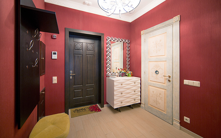 <p>Автор проекта: дизайн-студия "Уютная Квартира" </p>
<p>Брусничный цвет стен прихожей стал хорошим фоном для <a href=