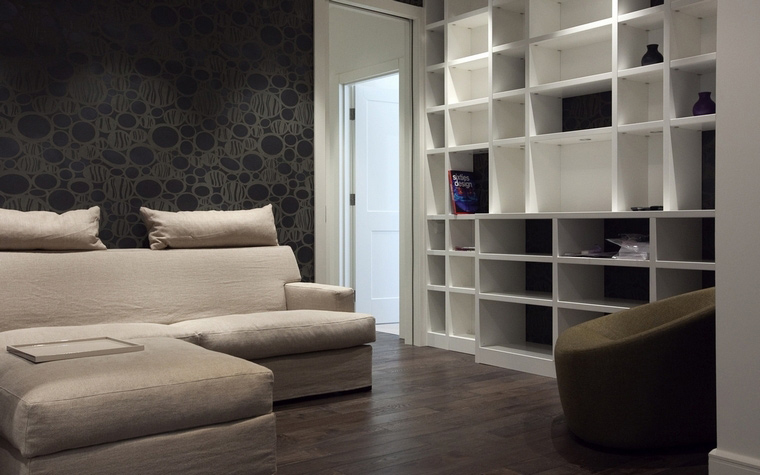 <p>Автор проекта:   АТМОСФЕРА</p>
<p>Абсолютный минимализм в чёрно-белом варианте - хороший пример дизайна небольшой гостиной.</p>