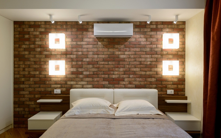 <p>Автор проекта: Ольга Симагина</p>
<p>Две пары современных бра в виде световых квадратов оригинально оформили кирпичную стену в изголовье кровати. </p>