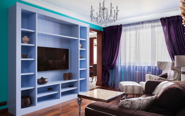 <p>Автор проекта: Маргарита Мустафина</p>
<p>Фиолетовое, голубое, синее во всех оттенках - такая цветовая гамма сделает гостиную очень привлекательной (см. фото 2015).</p>