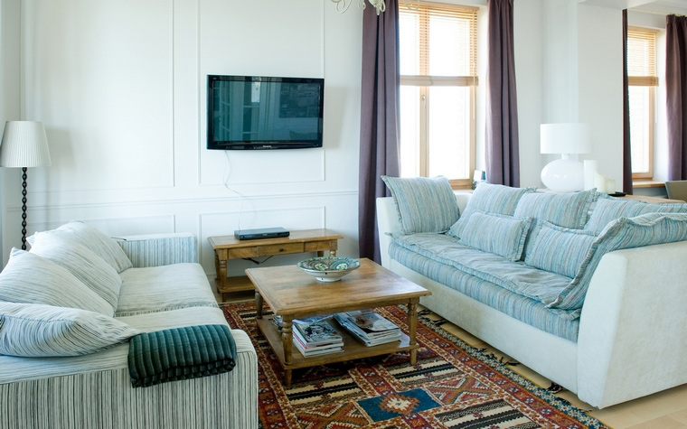 <p>Автор проекта: Наталья Ломейко</p>
<p>Зонирование этой гостиной получилось, благодаря диванам. Яркий ковёр, как цветовой акцент, также играет здесь не последнюю роль.</p>