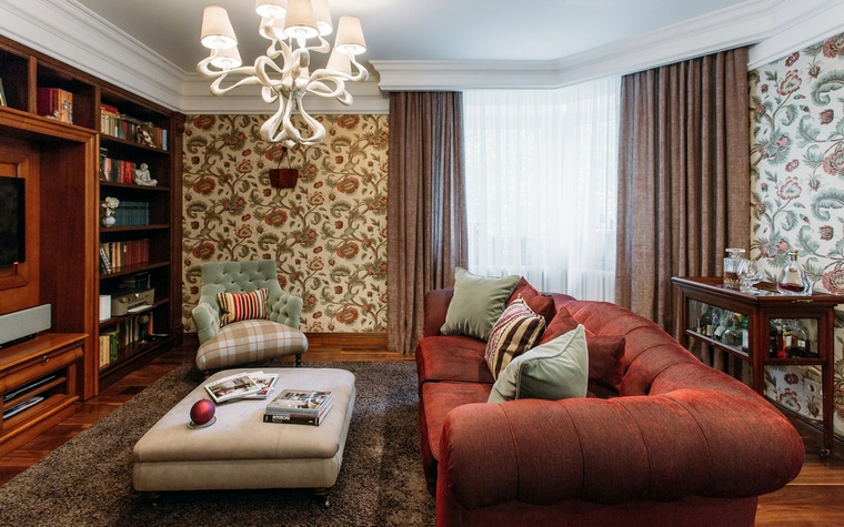 <p>Автор проекта: Оксана Якунина</p>
<p>Цветочные обои, мягкая мебель, коричнево-бордовая палитра и классическая люстра под потолком - этот интерьер небольшой гостиной имеет все приметы классического стиля, причем с английским акцентом.   </p>